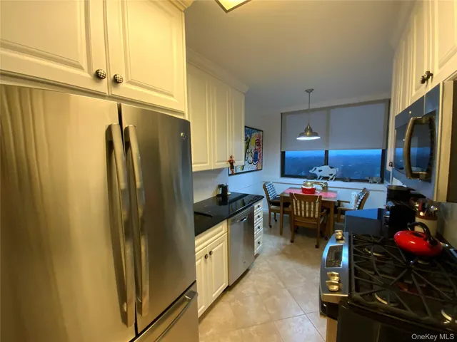 $899,000 | 269 Grand Central Parkway, Unit 16N | Glen Oaks