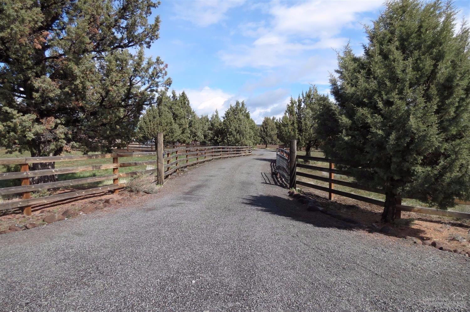 10486 Ridgeview Road Prineville, OR 97754 - Photo 25 of 25 Gravel driveway extends around home and
