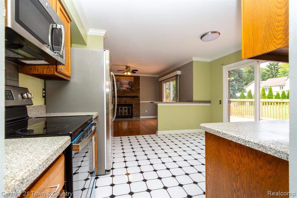 562 Lockport Road Rochester, MI 48307 - Photo 9 of 38
