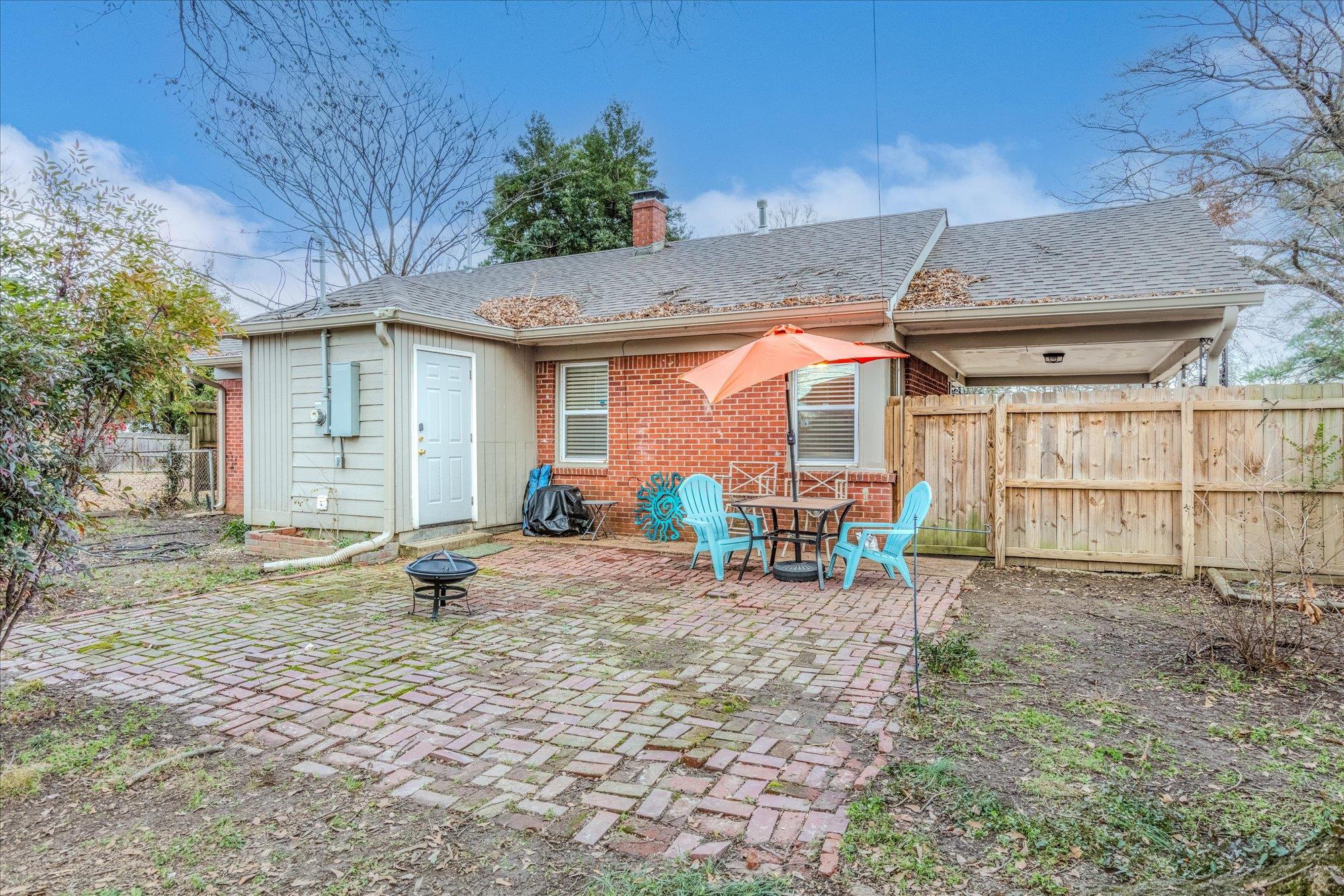 1493 Raymore Road Memphis, TN 38117 - Photo 25 of 27 a view of a backyard with table and chairs under an umbrella