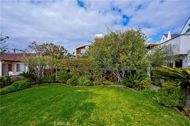 a view of a yard in front of a house