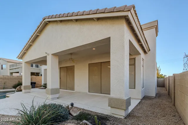 a view of livingroom with furniture