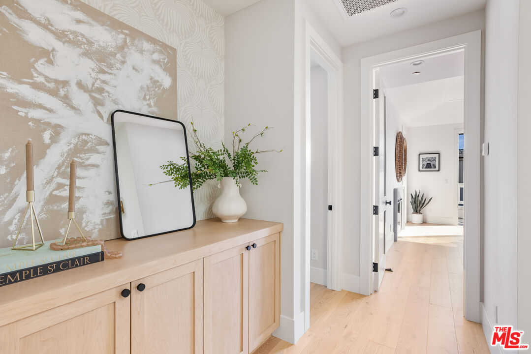 628 10th Street Santa Monica, CA 90402 - Photo 17 of 48 a view of a hallway
