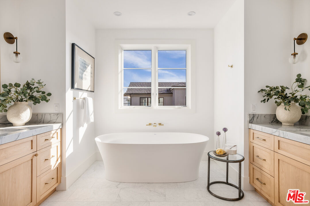 628 10th Street Santa Monica, CA 90402 - Photo 20 of 48 a spacious bathroom with a bathtub sink and mirror