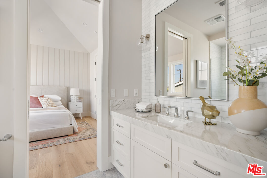 628 10th Street Santa Monica, CA 90402 - Photo 23 of 48 a en suite bathroom with a double sink and mirror