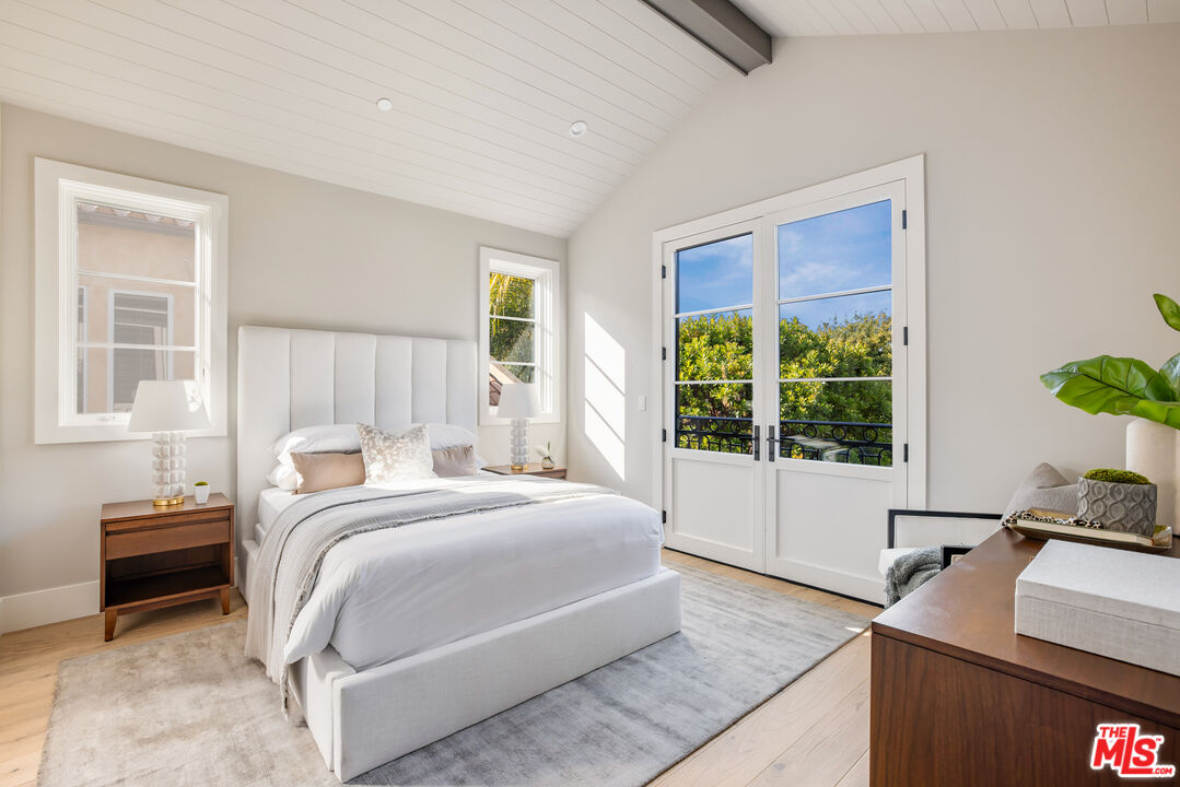 628 10th Street Santa Monica, CA 90402 - Photo 25 of 48 a bedroom with a bed and a window
