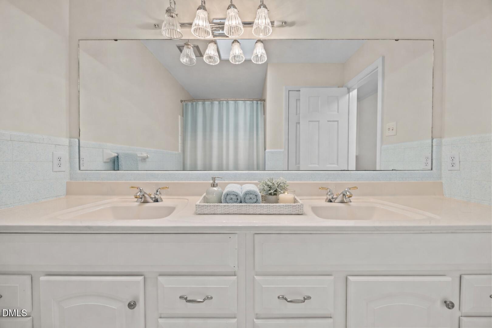 4300 Edgehill Court Raleigh, NC 27612 - Photo 17 of 40 2nd Floor Bathroom