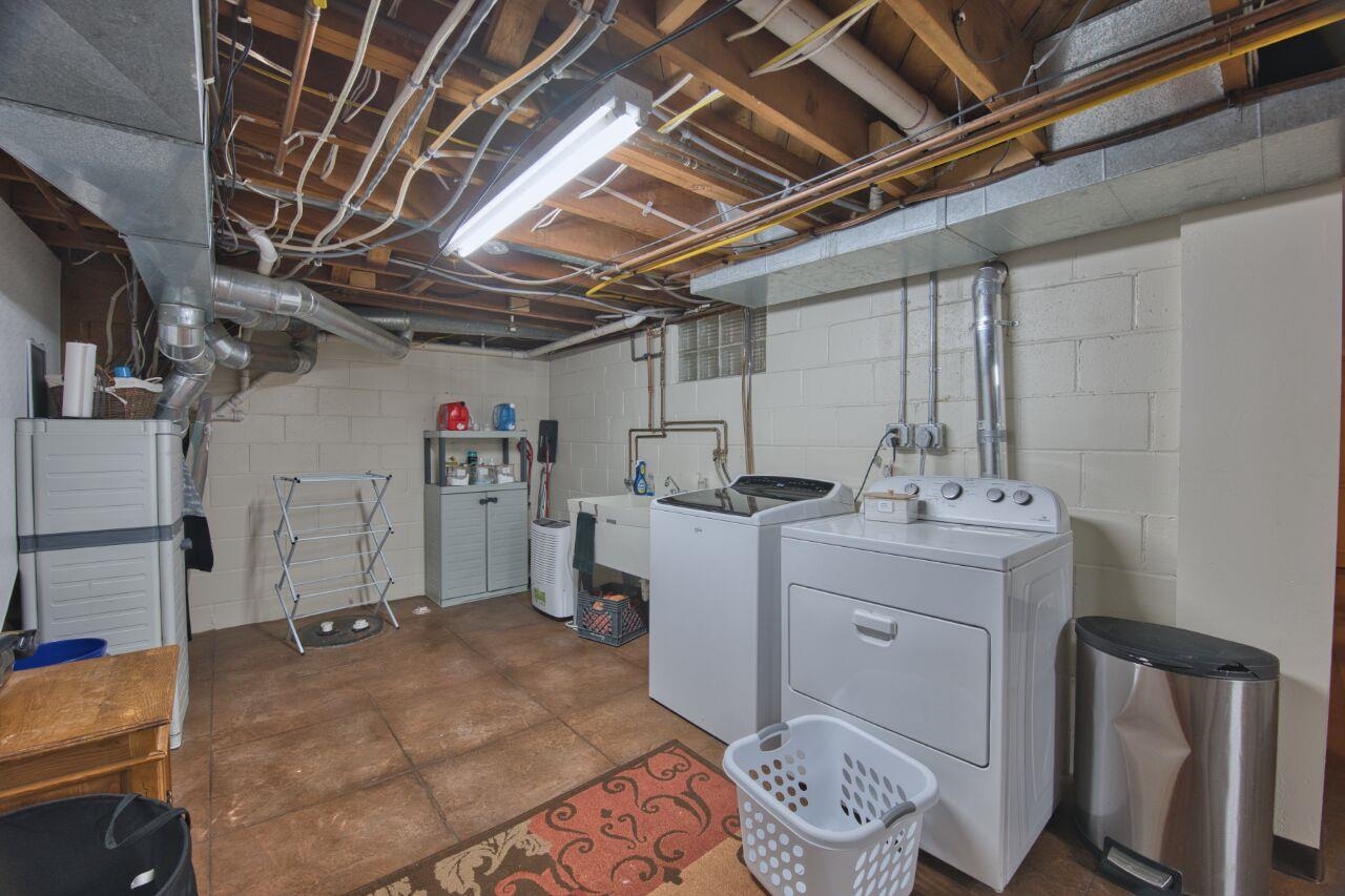 3557 Haverkamp Road Hibbing, MN 55746 - Photo 35 of 60 Laundry room with washer and clothes dryer
