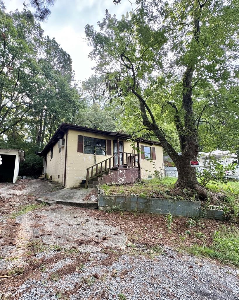 a view of a house with a yard