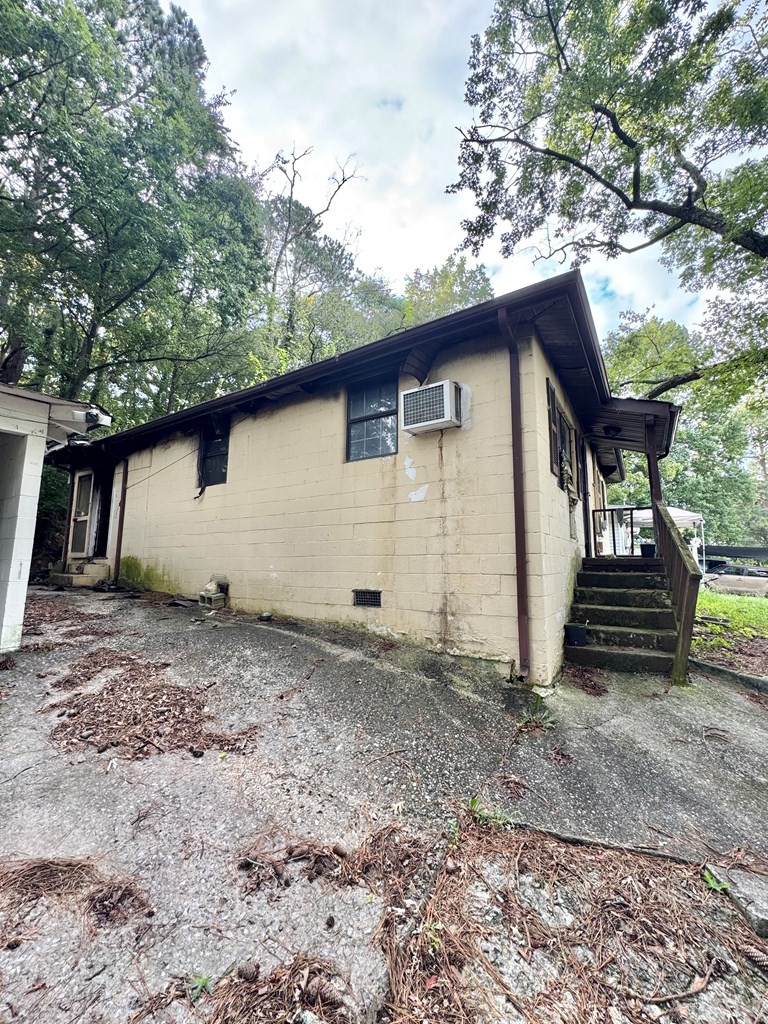 204 Bogle Street Dalton, GA 30721 - Photo 6 of 25 a front view of a house with garden
