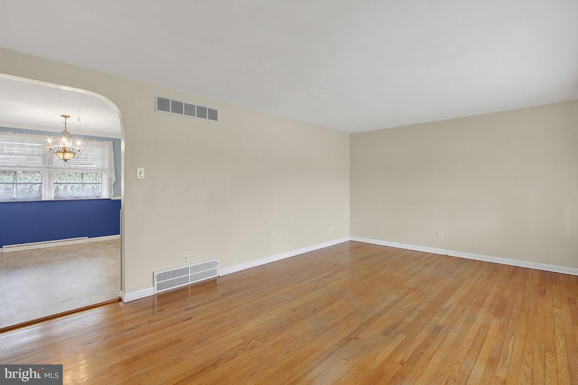 3017 Dundee Road York, PA 17406 - Photo 2 of 25 Gallery Image 2