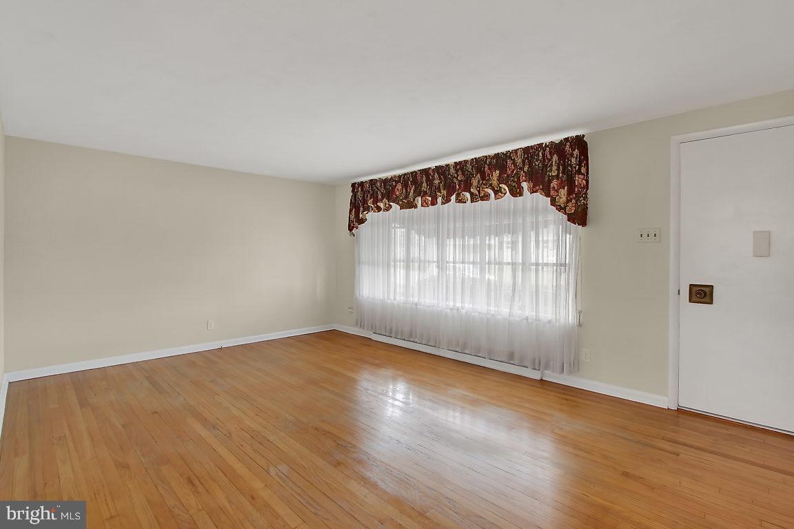 3017 Dundee Road York, PA 17406 - Photo 3 of 25 Gallery Image 3