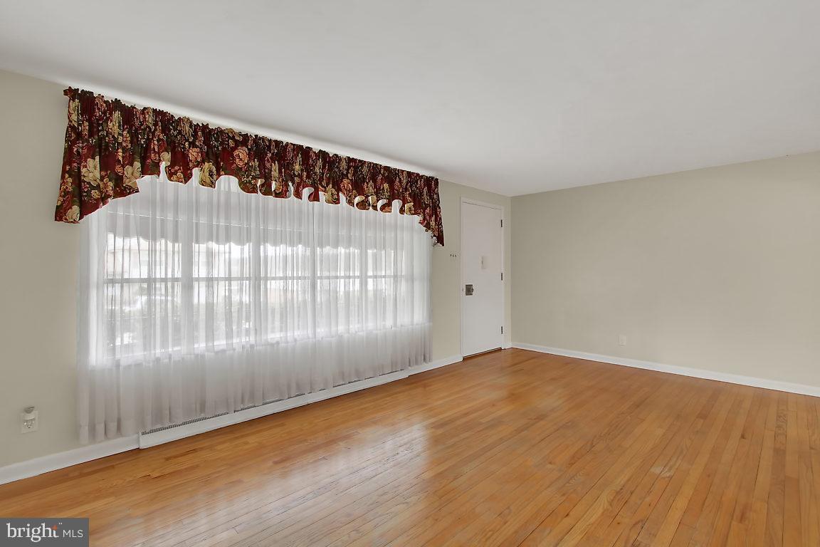 3017 Dundee Road York, PA 17406 - Photo 4 of 25 Gallery Image 4