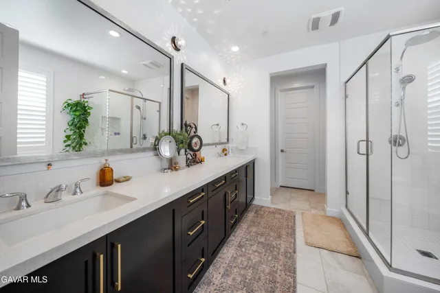 a view of a yard with plants