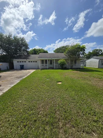 $1,550 | 111 Bowie Street, Port Lavaca, TX 77979