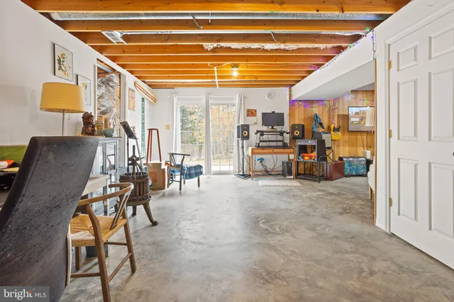 a view of livingroom with furniture and furniture
