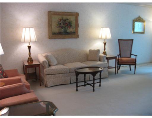 900 Washington Road, Unit 411 Mt. Lebanon, PA 15228 - Photo 5 of 15 Living Room.