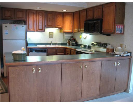 900 Washington Road, Unit 411 Mt. Lebanon, PA 15228 - Photo 8 of 15 Kitchen.