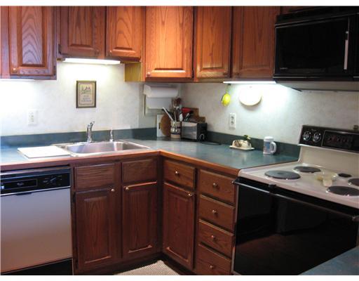 900 Washington Road, Unit 411 Mt. Lebanon, PA 15228 - Photo 9 of 15 Kitchen.