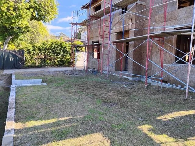 a view of a backyard