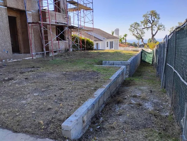 a view of a house with backyard
