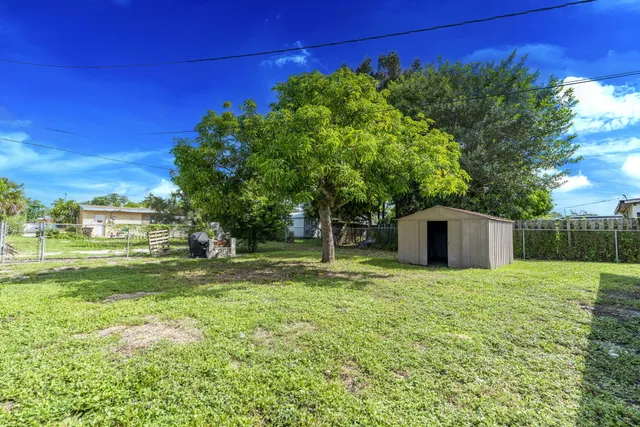 a picture of a black and white photo