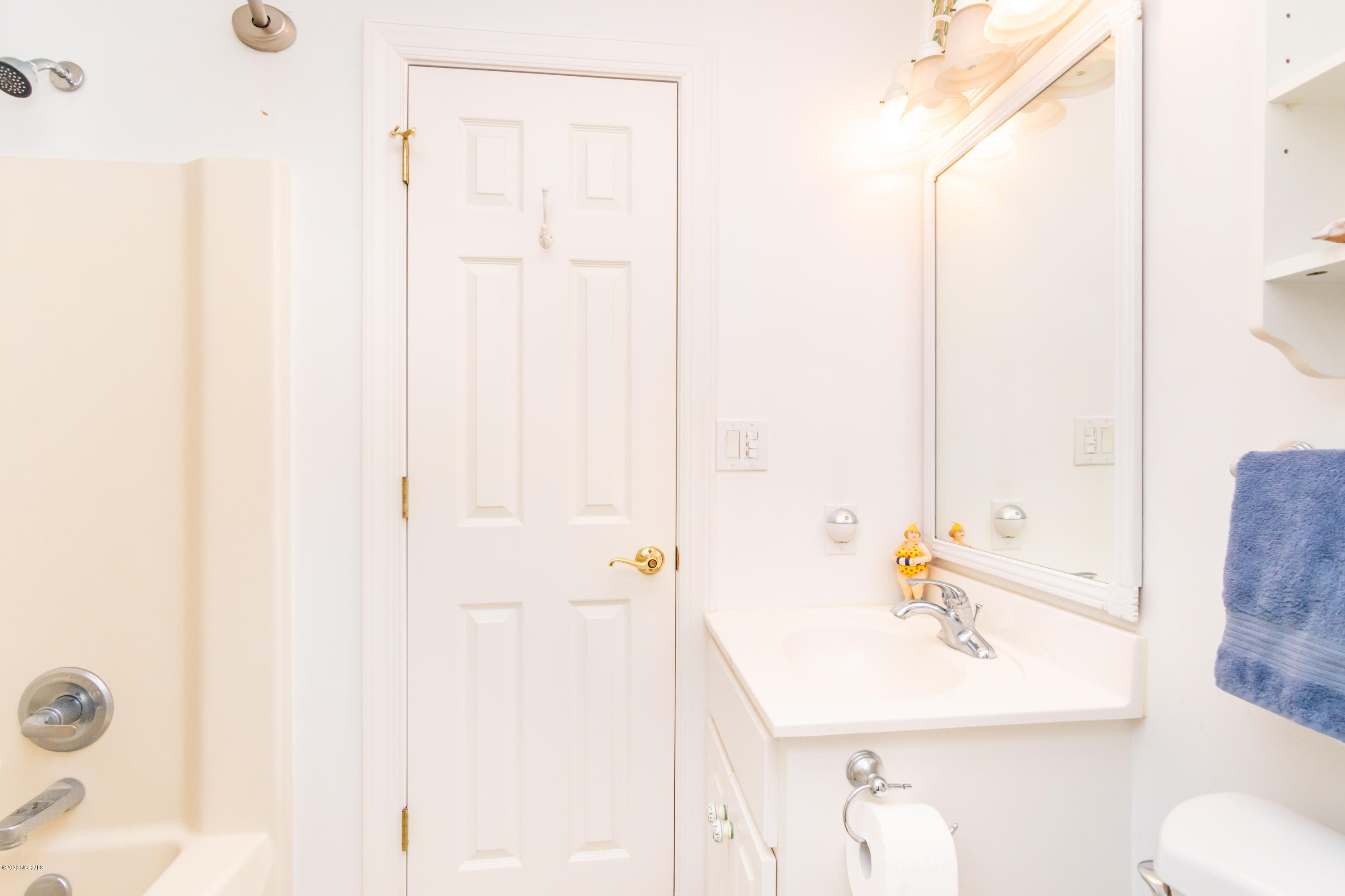 415 Smith Shore Road Belhaven, NC 27810 - Photo 20 of 38 020_GuestBath
