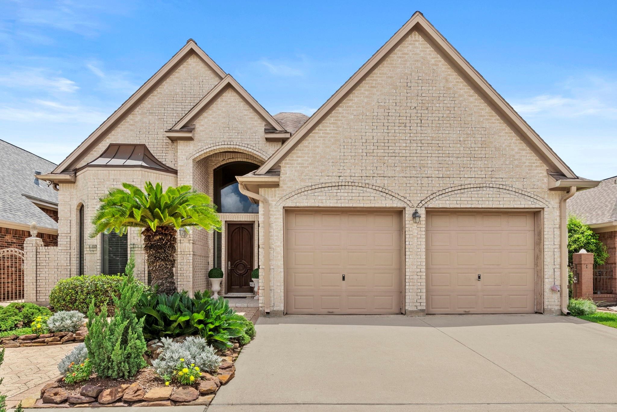 4513 Country Club View Baytown, TX 77521 - Photo 2 of 46 front view of house with potted plants