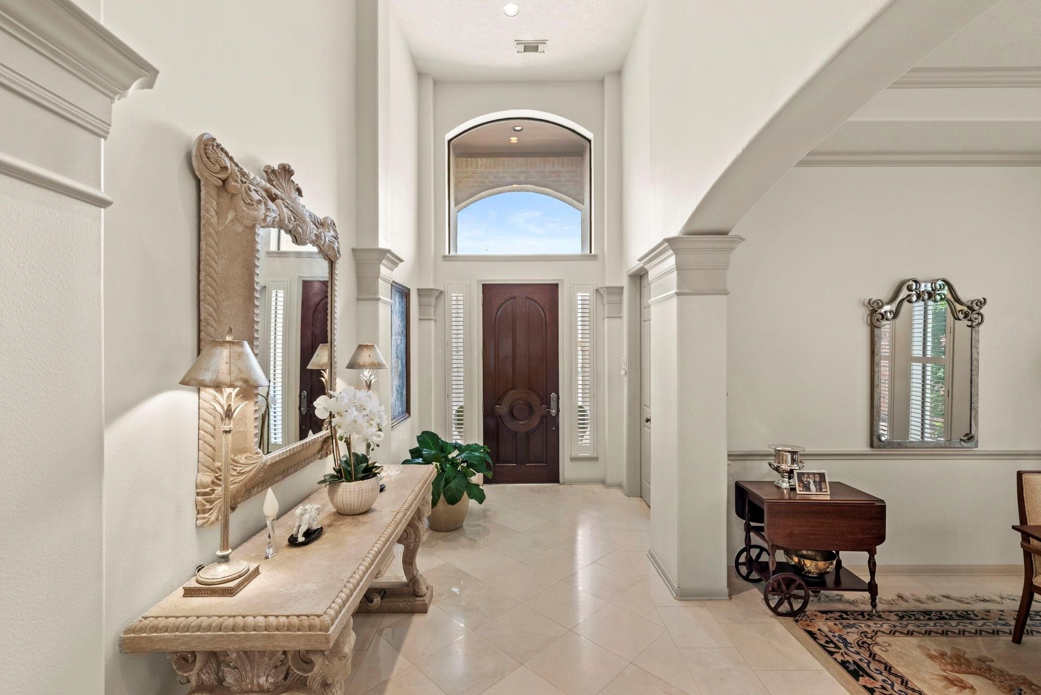 4513 Country Club View Baytown, TX 77521 - Photo 4 of 46 a living room with furniture and a lamp