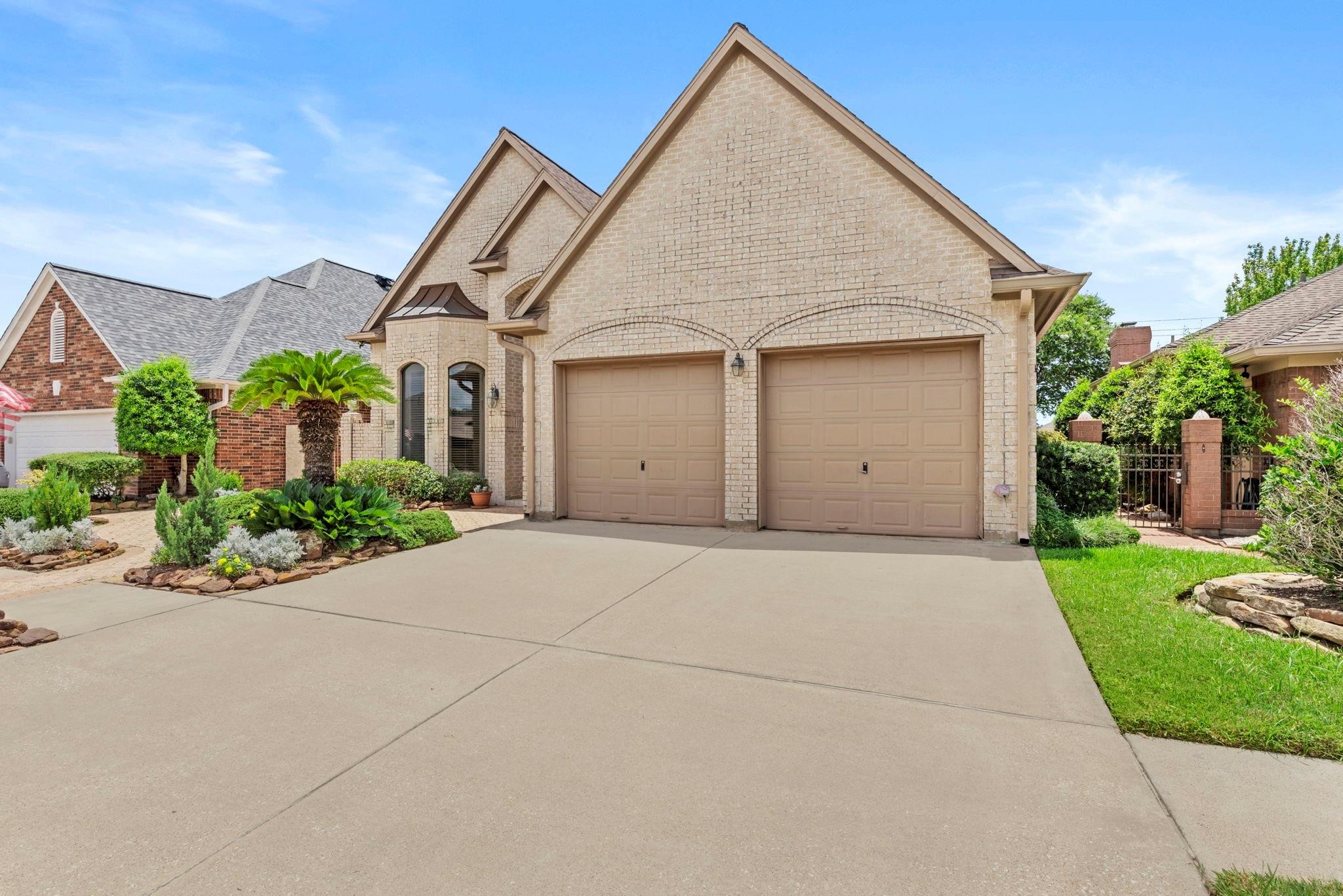 4513 Country Club View Baytown, TX 77521 - Photo 42 of 46 front view of a house with a yard