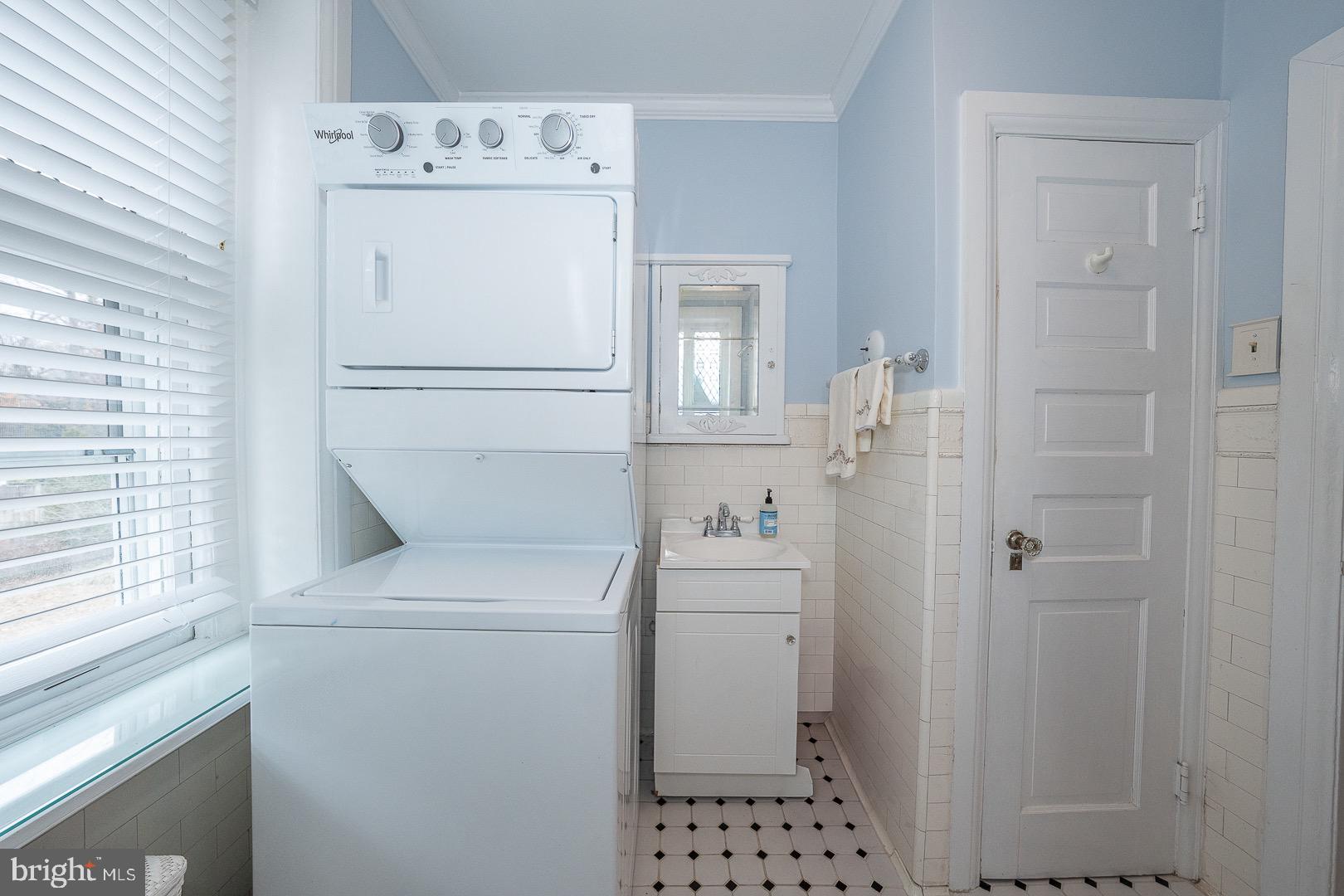 6323 Sherwood Road Philadelphia, PA 19151 - Photo 52 of 132 WasherDryer in Primary Residence