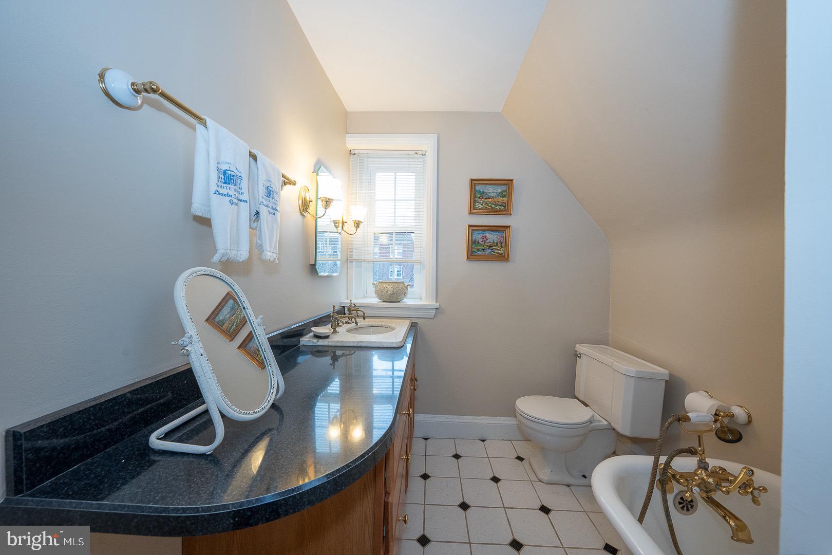 6323 Sherwood Road Philadelphia, PA 19151 - Photo 71 of 132 3rd floor bathroom with tub