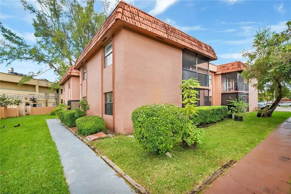 $298,000 | 6580 West 27th Court, Unit 5812, Hialeah, FL 33016