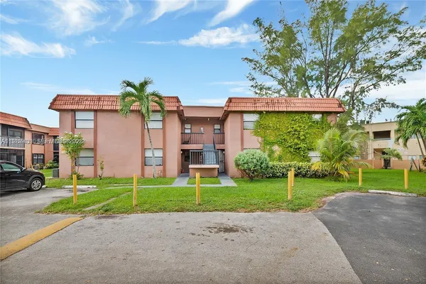 $298,000 | 6580 West 27th Court, Unit 5812, Hialeah, FL 33016