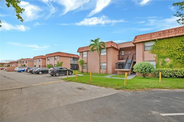 $298,000 | 6580 West 27th Court, Unit 5812, Hialeah, FL 33016
