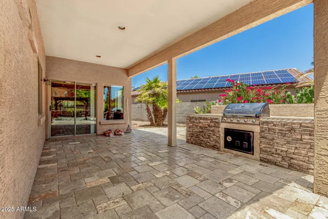 a view of entryway with a garden