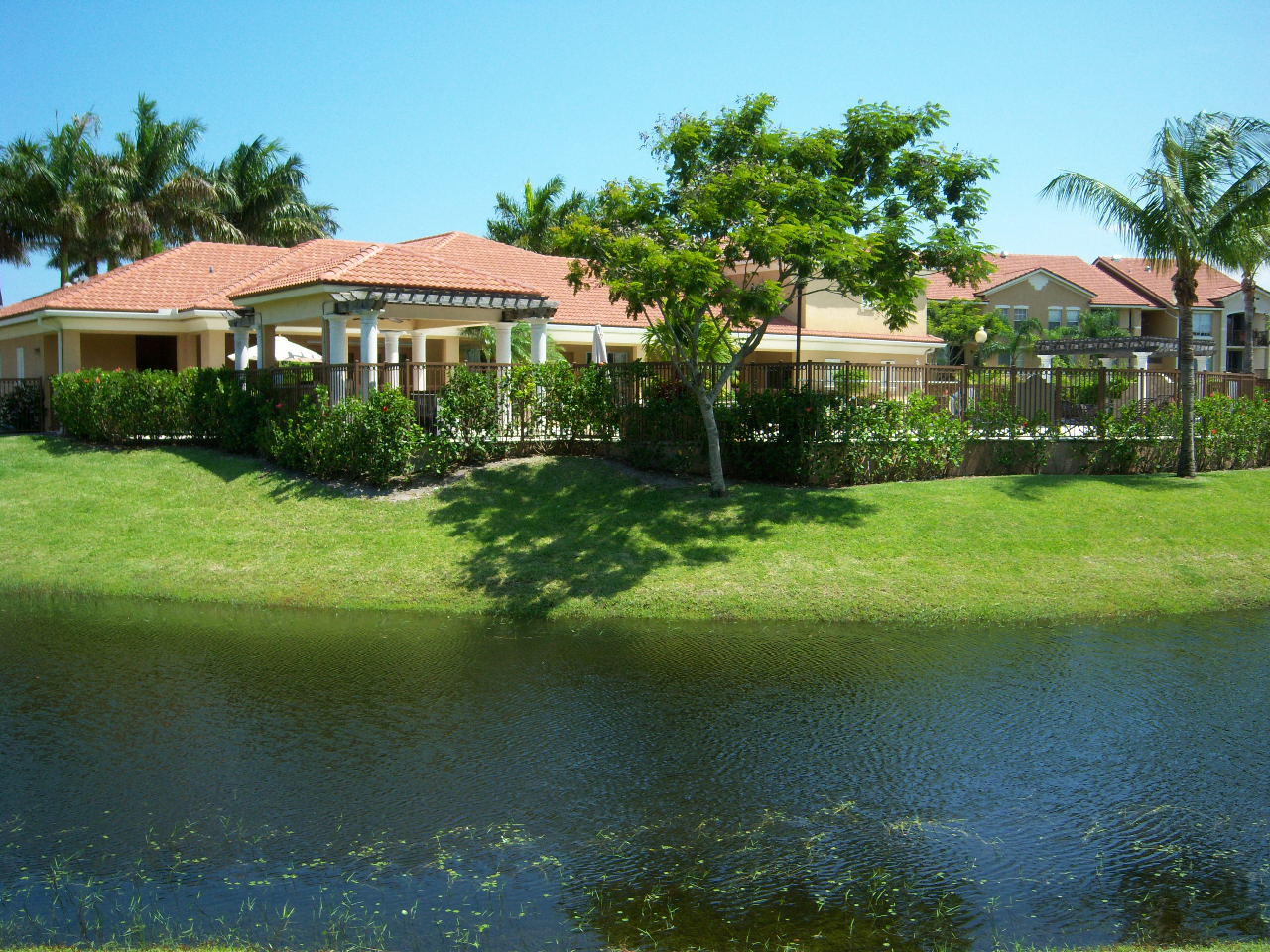 POOL & CLUBHOUSE