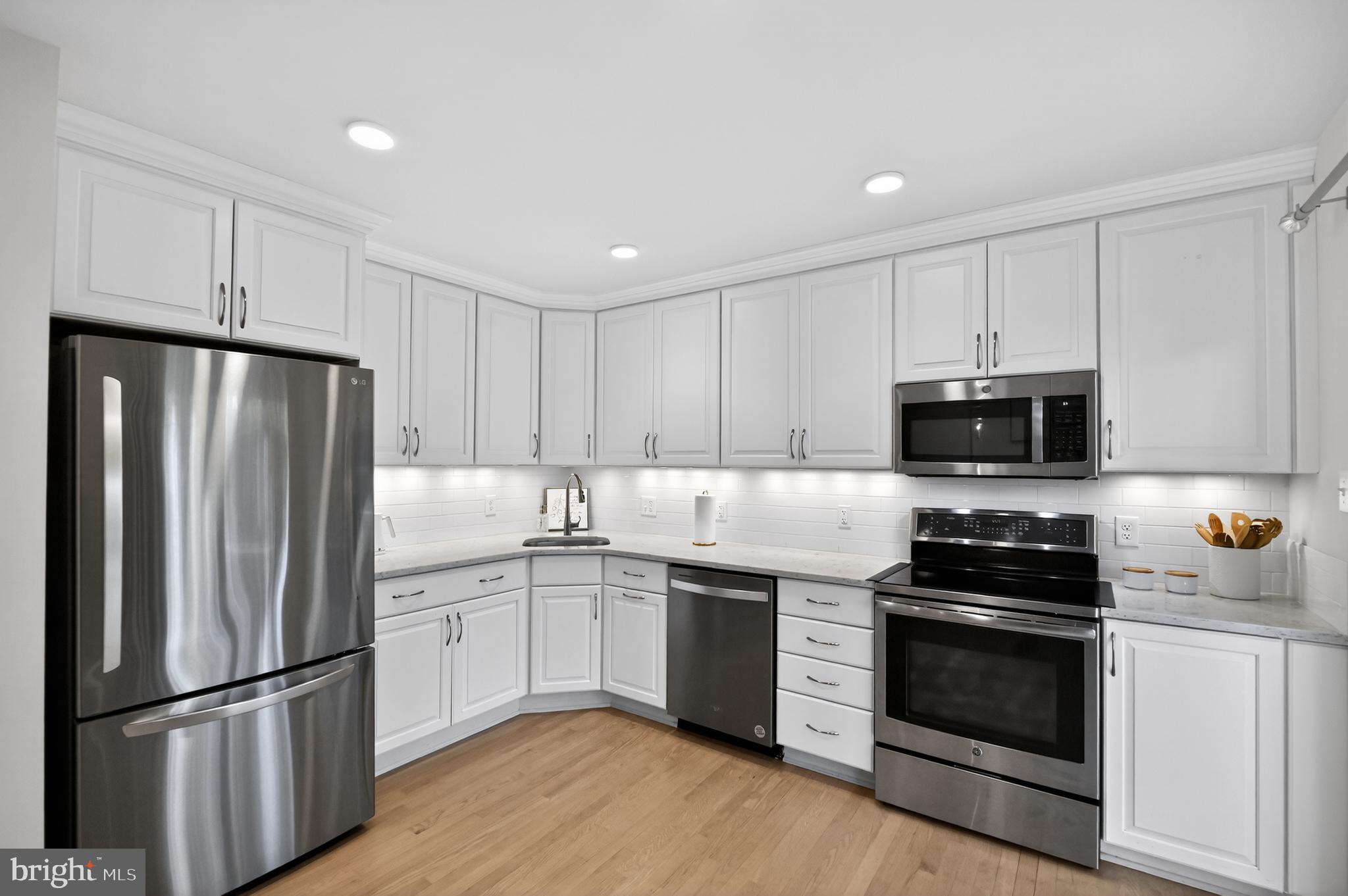 6027 Queenston Street Springfield, VA 22152 - Photo 8 of 34 Renovared kitchen