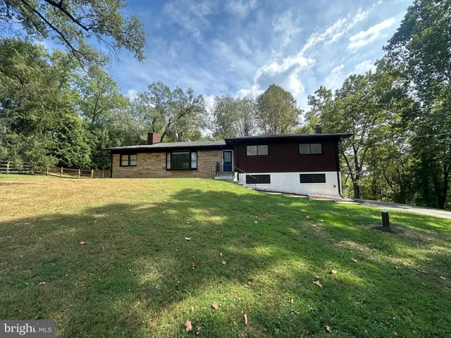 a view of a house with a backyard