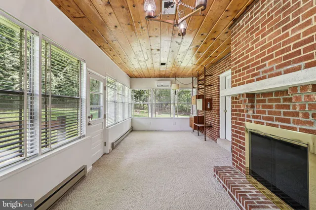 a view of livingroom with furniture