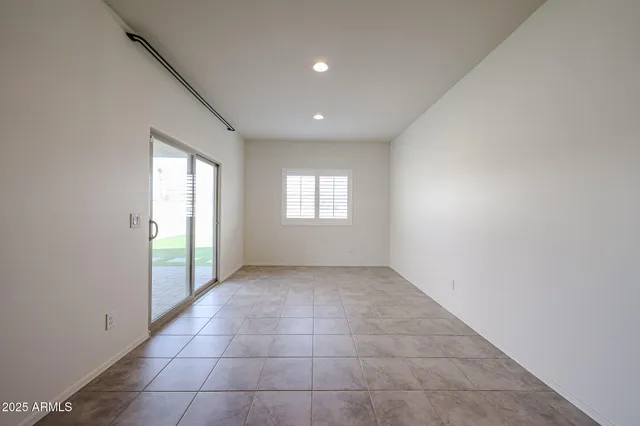 an empty room with a kitchen and a kitchen