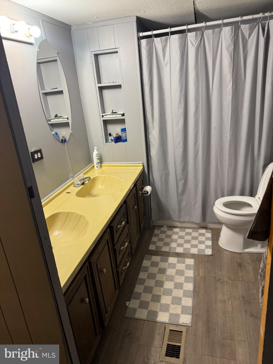 18 Caravan Court Middletown, PA 17057 - Photo 2 of 6 Charming bathroom with vintage flair.