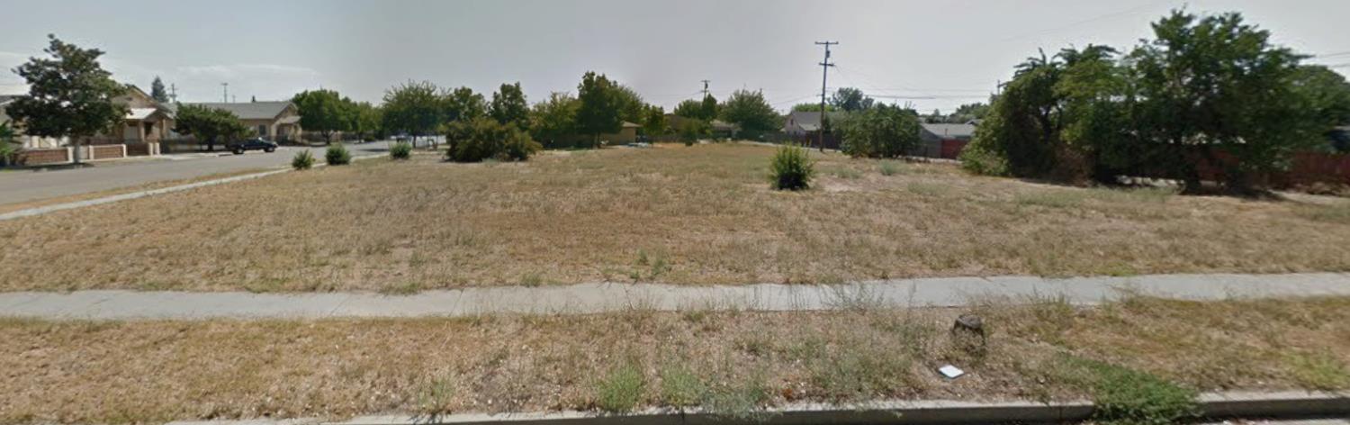 1411 J Street Reedley, CA 93654 - Photo 3 of 3 a view of a dry yard with trees