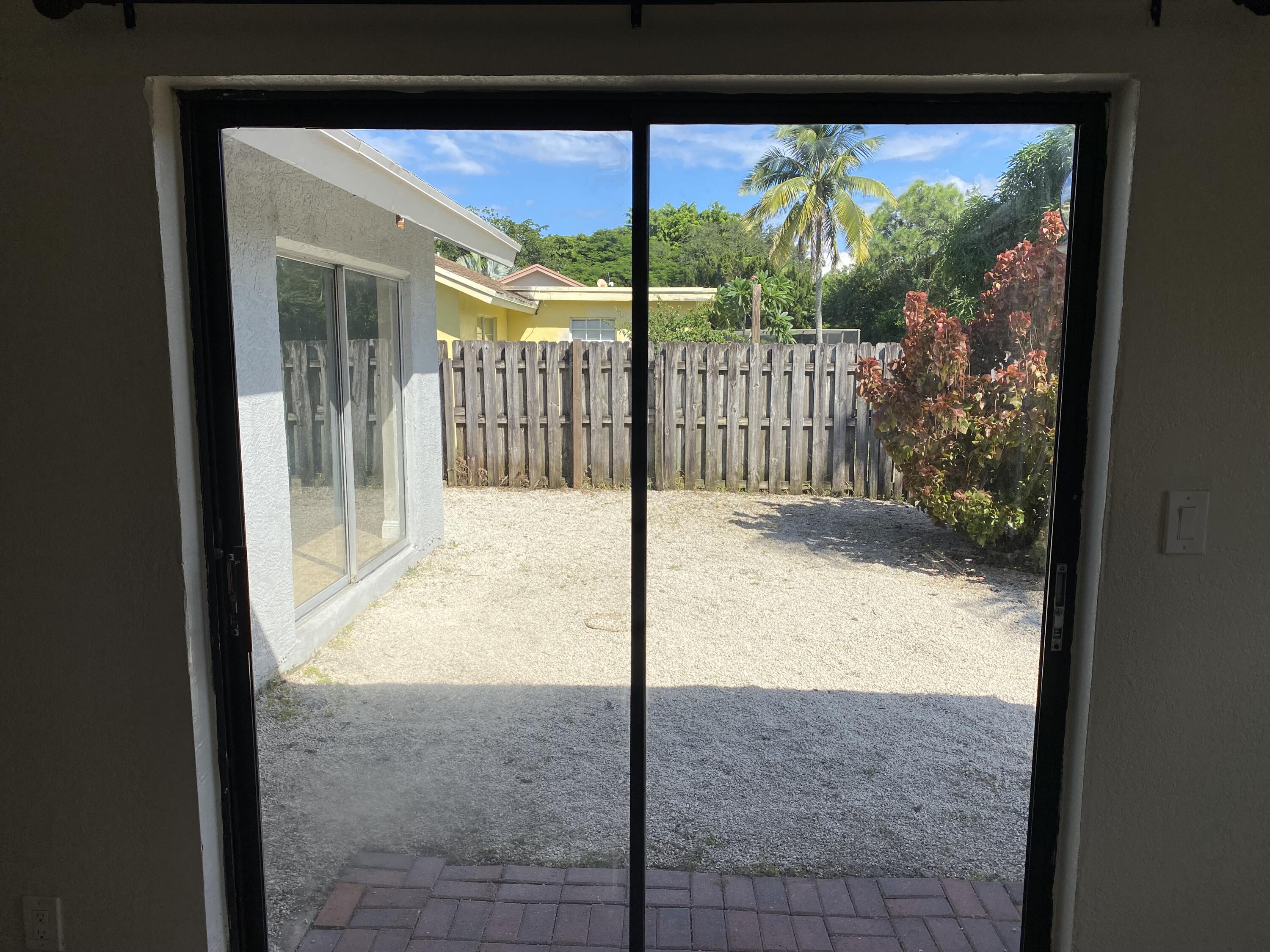 9219 Southampton Place Boca Raton, FL 33434 - Photo 5 of 23 Sliding door