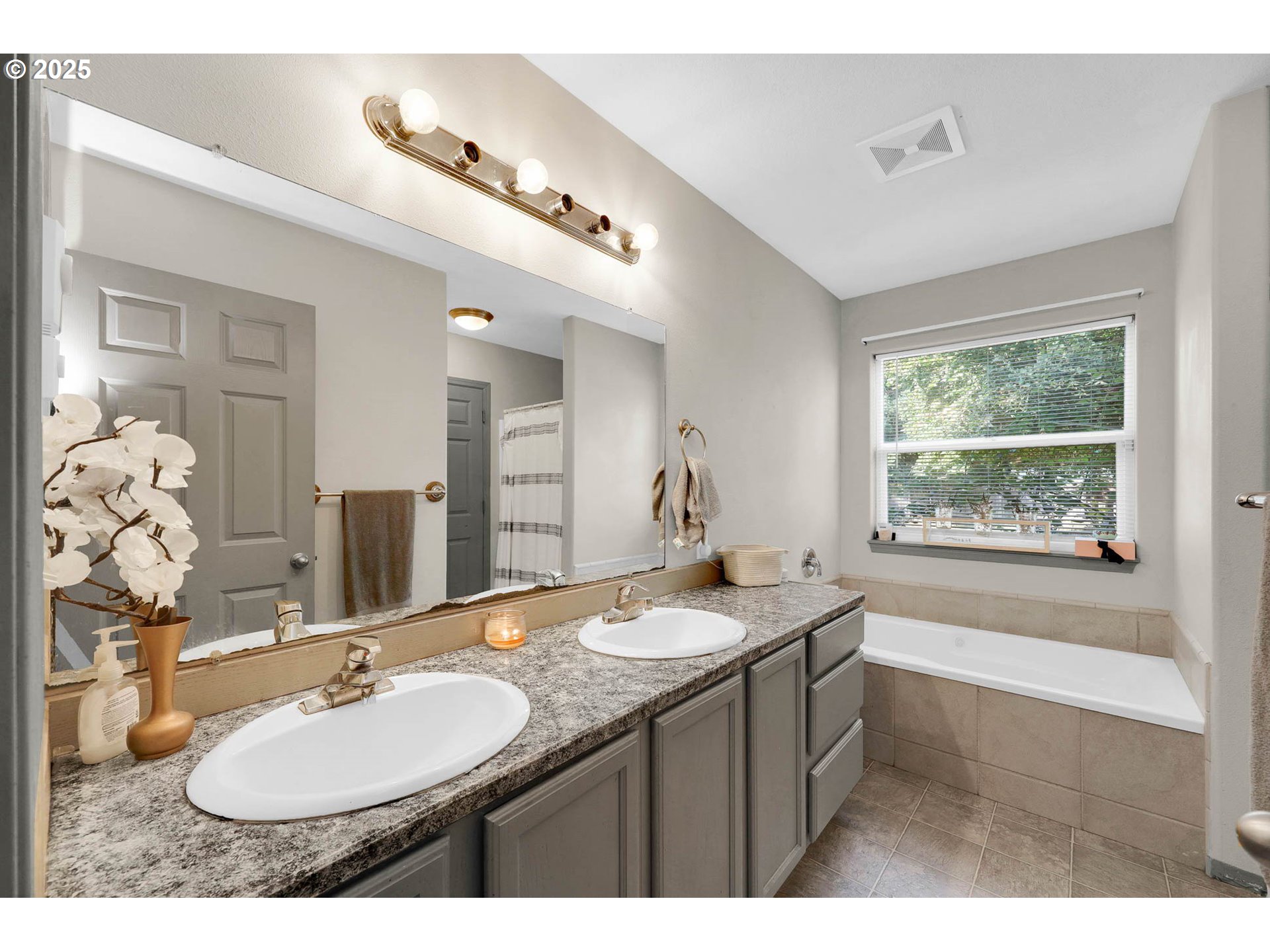 305 Irving Road Eugene, OR 97404 - Photo 22 of 48 Bathroom, Attached