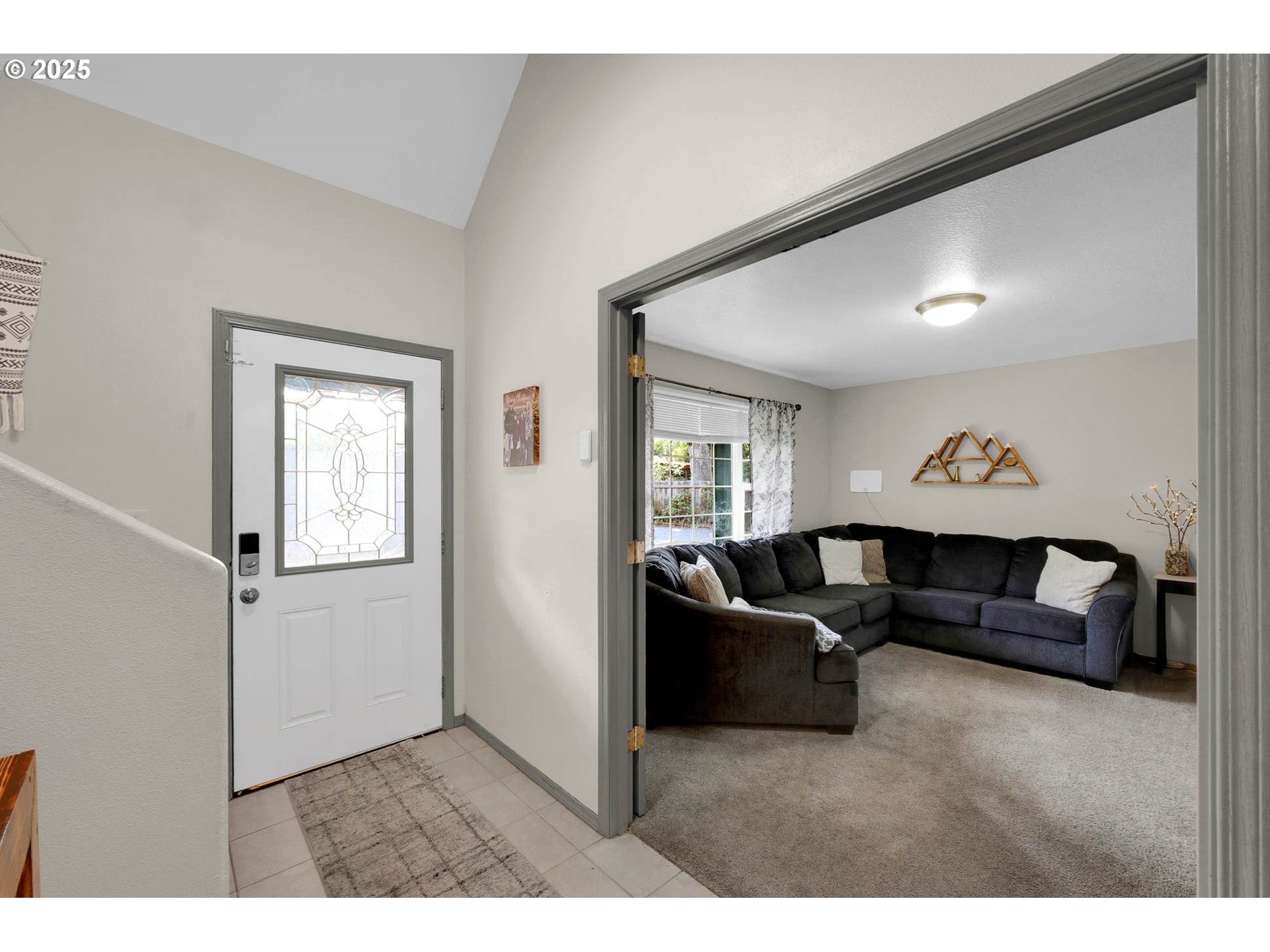 305 Irving Road Eugene, OR 97404 - Photo 6 of 48 Entrance/Foyer