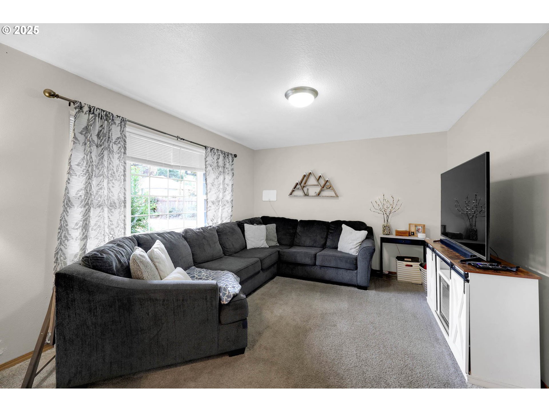 305 Irving Road Eugene, OR 97404 - Photo 7 of 48 Living Room