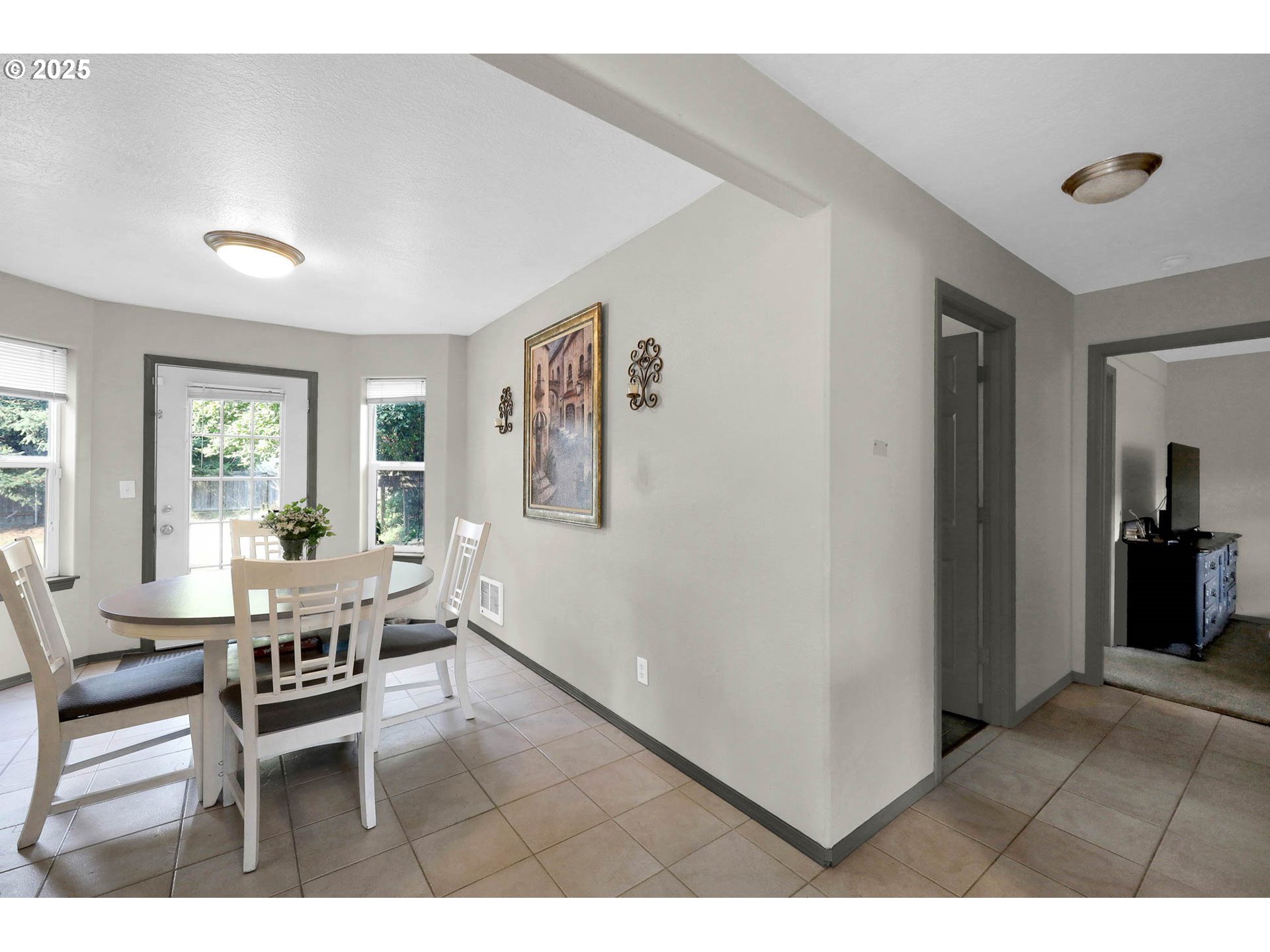 305 Irving Road Eugene, OR 97404 - Photo 10 of 48 Dining Area