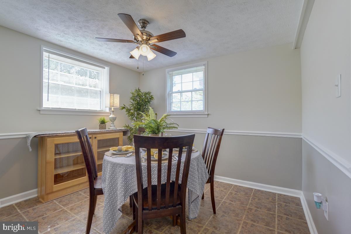 9406 Blackstone Road Manassas, VA 20110 - Photo 19 of 36 Chair Molding too