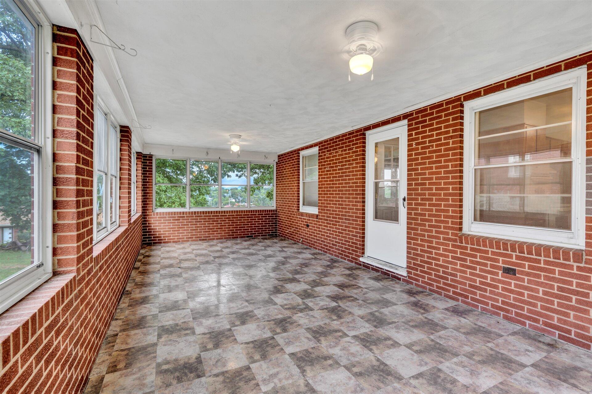 1056 Glenn Ridge Road Northwest Roanoke, VA 24017 - Photo 12 of 34 10-DSC5771
